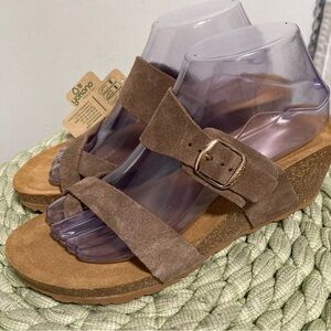 NWT Yokono Brown Suede Toe Loop Slip On Cork Wedge Sandals